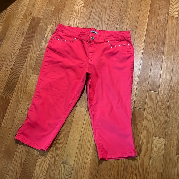new directions Pants - New Directions Capris in Excellent Condition 🌹